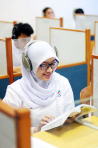 Berlangsungnya tes TOEFL di laboratorium bahasa