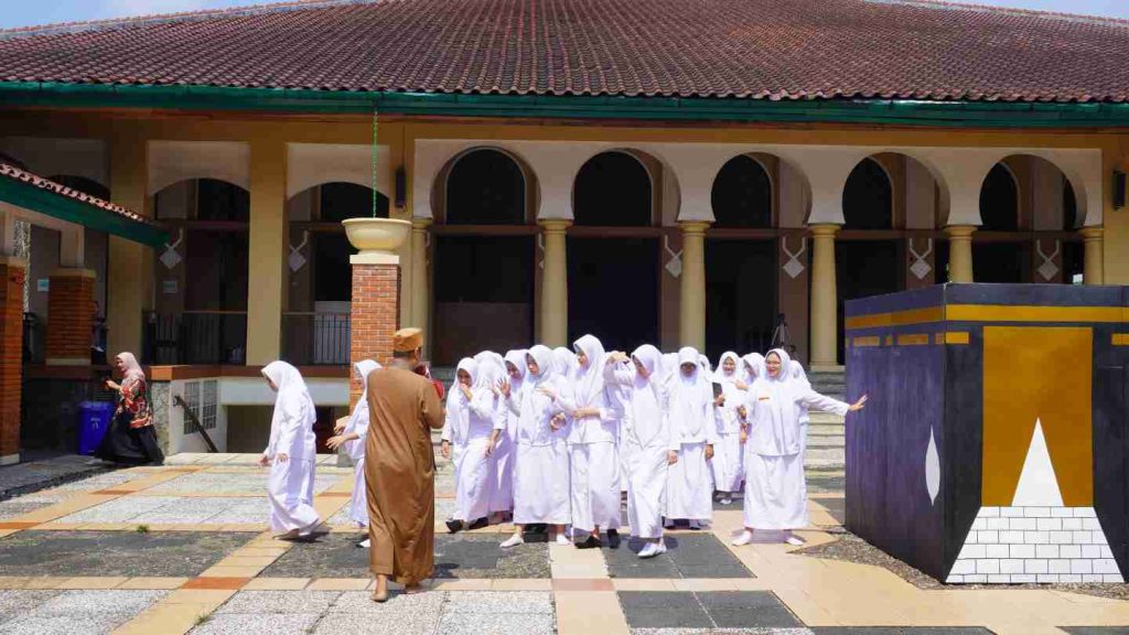 Pergi Ke Tanah Suci Satu Sekolah? 2 Manasik Haji 03