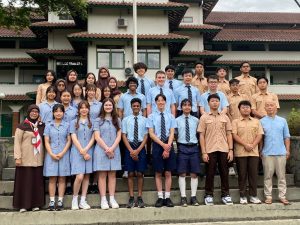 bedanya sekolah nasional plus dan internasional