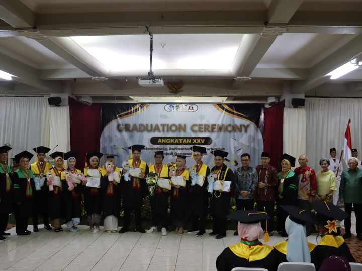 SMA Dwiwarna Luluskan Angkatan ke-25: Generasi Penuh Prestasi, Berkarakter, dan Siap Berkontribusi Global 3 SMA Dwiwarna Luluskan Angkatan ke-25