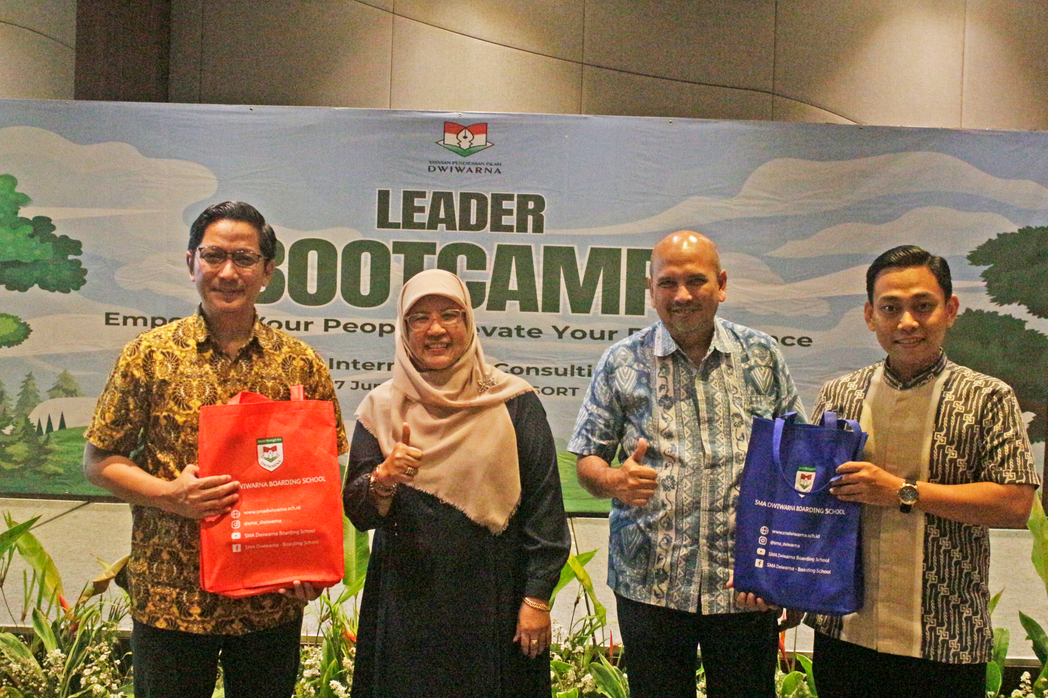 Leader Bootcamp Dwiwarna 2025: Memperkuat Visi, Misi dan Nilai Dalam Meningkatkan Langkah Strategis Dwiwarna 9 Simbolis Ke Dr Agung kiri foto