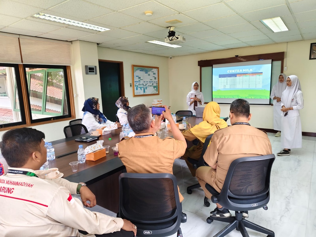 Integrasi Kurikulum Nasional dan Keagamaan di Islamic Boarding School 1 Pembelajaran di SMA Dwiwarna yang memadukan kurikulum keagamaan dab nasional