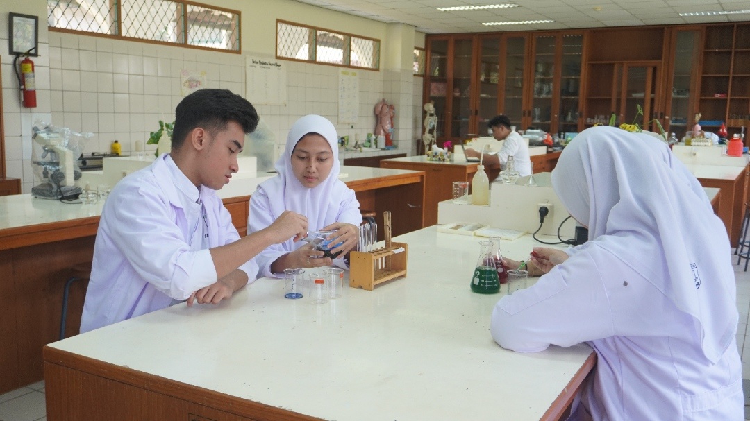 Intip Fasilitas STEM SMA Dwiwarna Boarding School: Laboratorium hingga Smart Class 1 Pembelajaran siswa di fasilitas laboratorium STEM SMA Dwiwarna