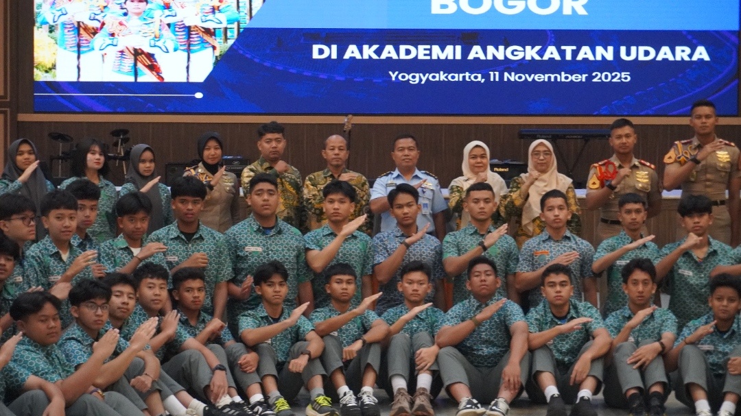 Sekolah taruna adalah SMA reguler dengan sistem pembinaan fisik, mental, dan disiplin yang lebih terstruktur