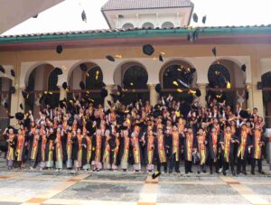 Foto wisudawan SMA Dwiwarna Angkatan 26