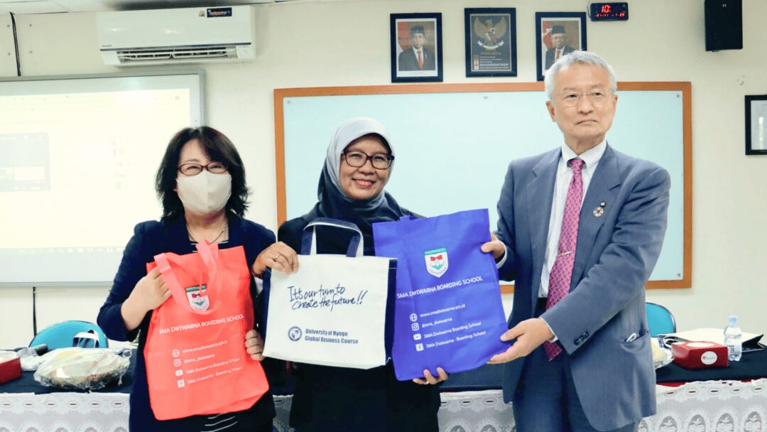SMA dengan Kerjasama Luar Negeri: 6 Bentuk dan Manfaatnya 1 Kerjasama SMA Dwiwarna dengan Hyogo University